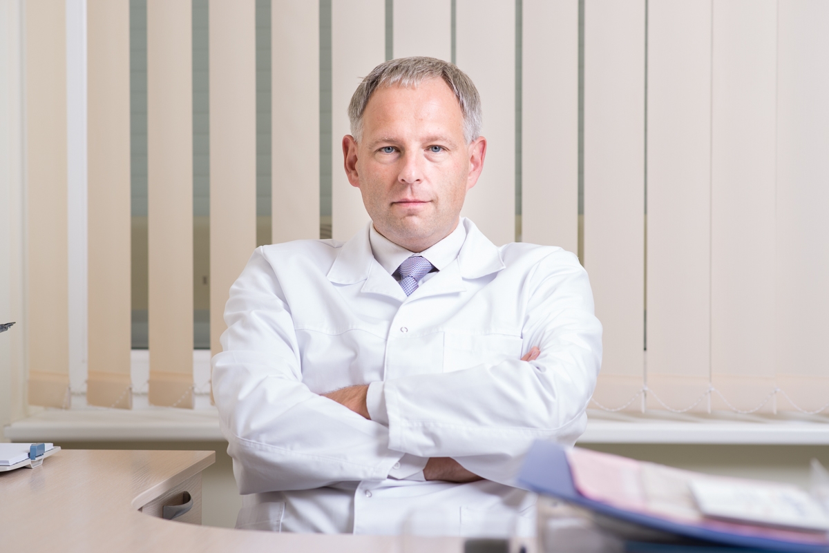 Pilvo chirurgas doc. Paulius Žeromskas. Sergantys storosios ir tiesiosios žarnos vėžiu gydomi tik specializuotuose onkologiniuose centruose.
